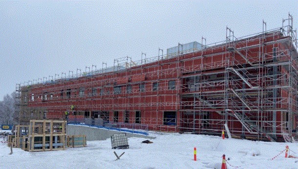 Eineåsen skole ruver i landskapet.