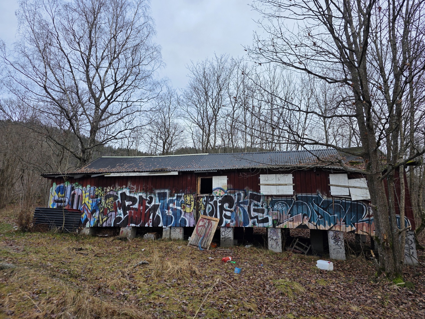 Gamle hytter og andre mindre bygninger rives